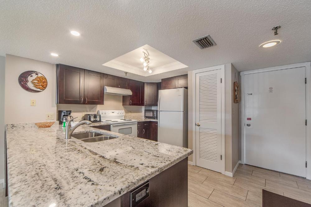 Corner Unit John's Pass View- Beach Place #101